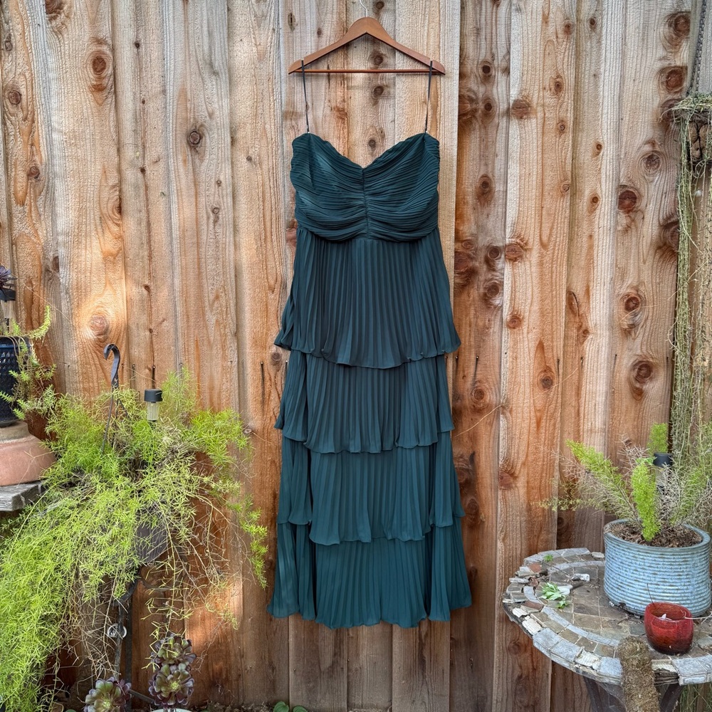 🌿 Emerald Green Sweetheart Pleated Chiffon Tiered Maxi Dress 🌿 - Picture 5 of 9